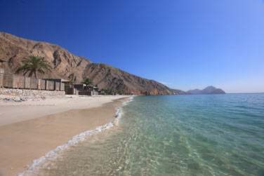 La plage de sable blanc est sauvage et intacte